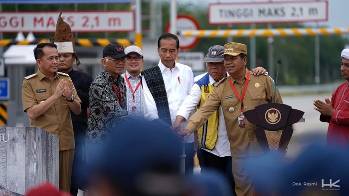 Mulusnya Tol Sigli-Banda Aceh yang Baru Diresmikan Jokowi 4 Ruas Sekaligus Presiden Jokowi telah meresmikan Tol Sigli-Banda Aceh. Begini potret jalan tol tersebut.