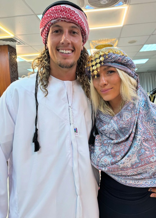 “Bayangkan melakukan konten dewasa untuk membiayai hidup, carilah pekerjaan nyata,” atau bahkan komentar yang lebih kasar seperti, Siapa yang mau melihat dua orang ini berkeliaran seperti sampah?Foto: Dok. Instagram @islandbound_ontour