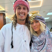 “Bayangkan melakukan konten dewasa untuk membiayai hidup, carilah pekerjaan nyata,” atau bahkan komentar yang lebih kasar seperti, Siapa yang mau melihat dua orang ini berkeliaran seperti sampah?Foto: Dok. Instagram @islandbound_ontour