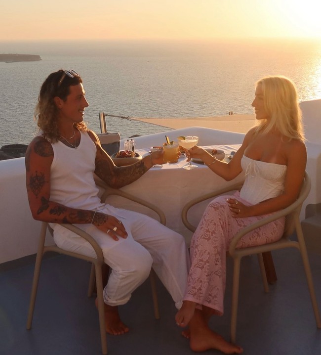 Viralnya pasangan tersebut tidak lepas dari hujatan. Pasangan tersebut tidak jarang disebut ‘sampah masyarakat’. Foto: Dok. Instagram @islandbound_ontour