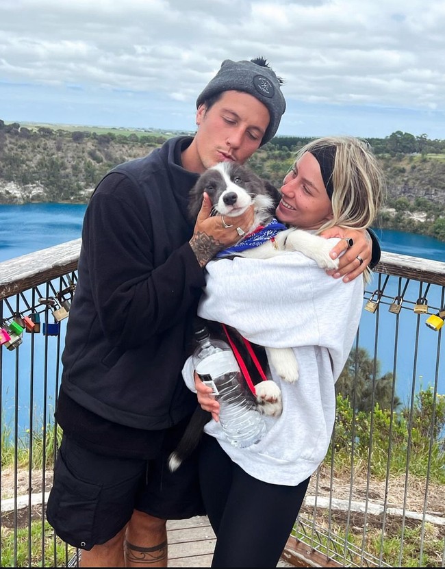 Setelah kehilangan pekerjaan mereka selama pandemi, Nathan dan Rebecca memutuskan untuk berkeliling Australia. Keduanya kemudian beride untuk membuat konten yang berbau vulgar. Foto: Dok. Instagram @islandbound_ontour