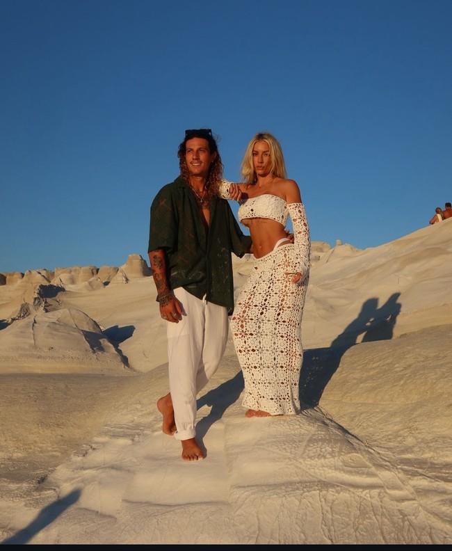 Pasangan kontroversial Nathan dan Rebecca menarik perhatian karena konten yang dibuat mereka di platform OnlyFans. Keduanya viral karena membuat konten dewasa yang direkam di tempat-tempat publik di Australia. Foto: Dok. Instagram @islandbound_ontour