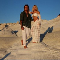 Pasangan kontroversial Nathan dan Rebecca menarik perhatian karena konten yang dibuat mereka di platform OnlyFans. Keduanya viral karena membuat konten dewasa yang direkam di tempat-tempat publik di Australia. Foto: Dok. Instagram @islandbound_ontour