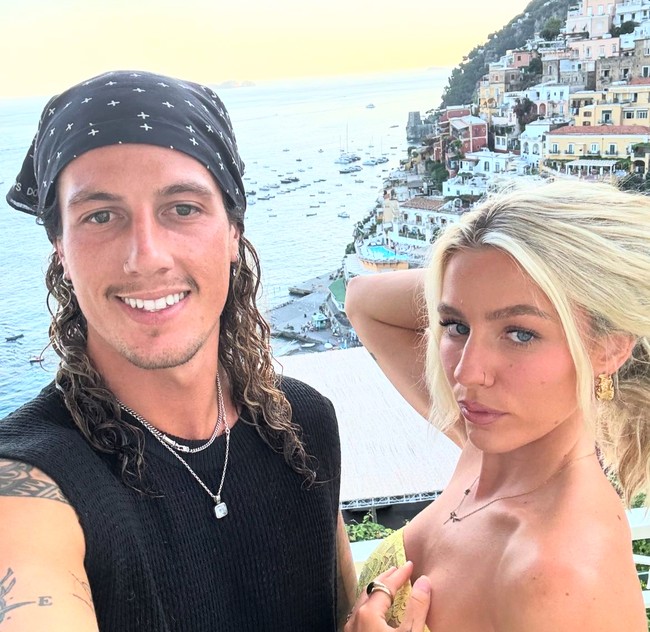 Gaya hidup mereka itu juga menimbulkan kekhawatiran dari orang-orang terdekat, termasuk ibu Rebecca. Namun dia berharap bahwa orang tuanya bisa memahami ‘pekerjaannya’ ini suatu saat nantI. Foto: Dok. Instagram @islandbound_ontour