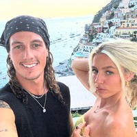 Gaya hidup mereka itu juga menimbulkan kekhawatiran dari orang-orang terdekat, termasuk ibu Rebecca. Namun dia berharap bahwa orang tuanya bisa memahami ‘pekerjaannya’ ini suatu saat nantI. Foto: Dok. Instagram @islandbound_ontour