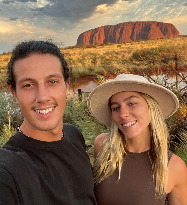 Rebecca bahkan memberikan komentar kontroversial terkait kontennya. Ia ingin dijadikan sebagai panutan bagi anak-anak muda. “Tujuan kami adalah menginspirasi orang-orang muda untuk hidup sekarang, ikuti impianmu, dan khawatirkan hal lainnya nanti,” katanya. Foto: Dok. Instagram @islandbound_ontour