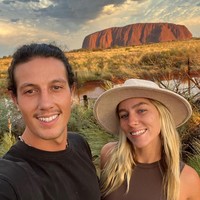 Rebecca bahkan memberikan komentar kontroversial terkait kontennya. Ia ingin dijadikan sebagai panutan bagi anak-anak muda. “Tujuan kami adalah menginspirasi orang-orang muda untuk hidup sekarang, ikuti impianmu, dan khawatirkan hal lainnya nanti,” katanya. Foto: Dok. Instagram @islandbound_ontour