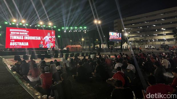 Nobar Indonesia vs Australia di Surabaya
