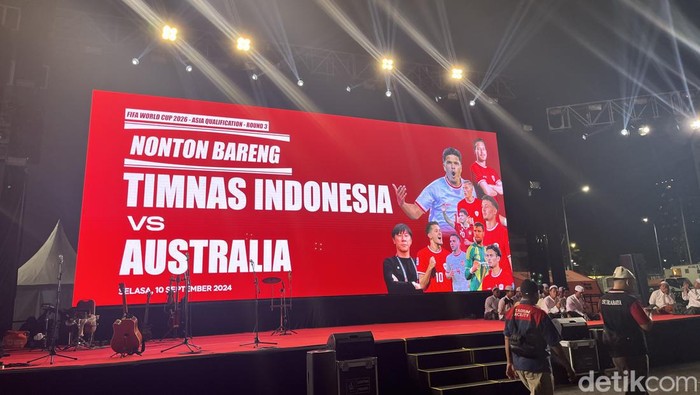 Nobar Indonesia vs Australia di Surabaya