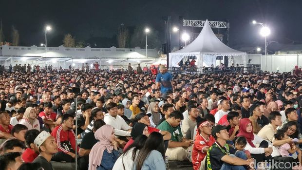 nobar timnas di Surabaya Expo Center