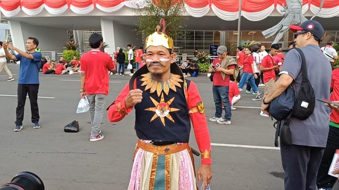 Pakai Kostum Gatot Kaca, Warga Jakbar Semangati Timnas Indonesia (Taufiq Syarifudin-detikcom)