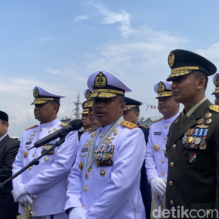 Pangkoarmada II Laksamana Muda TNI Ariantyo Condrowibowo di hut tni al ke-79