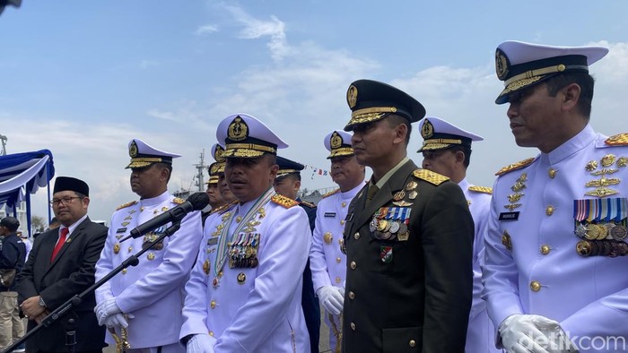 Pangkoarmada II Laksamana Muda TNI Ariantyo Condrowibowo di hut tni al ke-79