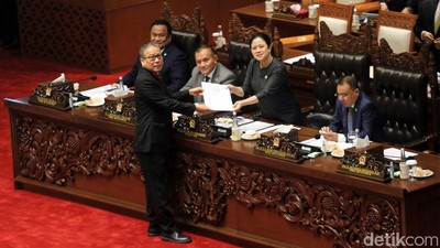 Momen Paripurna DPR Sahkan 5 Anggota BPK RI