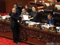 Momen Paripurna DPR Sahkan 5 Anggota BPK RI