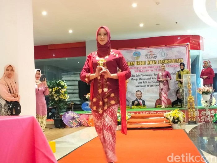 Pasanggiri pinton anggon kabaya Sunda sinjang batik Tasikan tengah unjuk kebolehan.