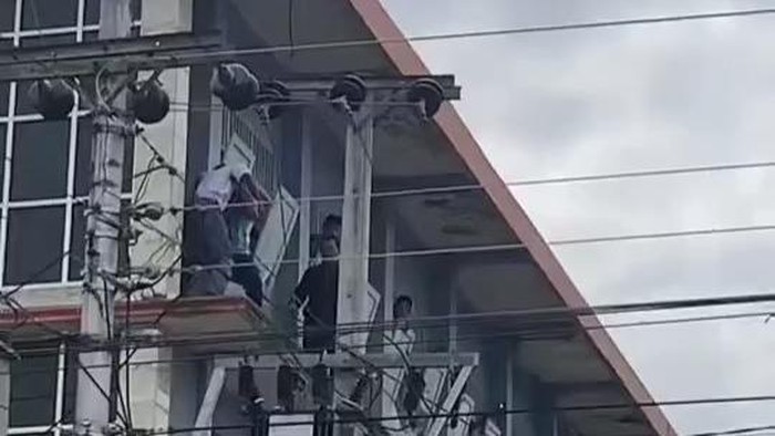 Pelajar SMK di Banjarnegara tersengat listrik saat hendak bolos sekolah.