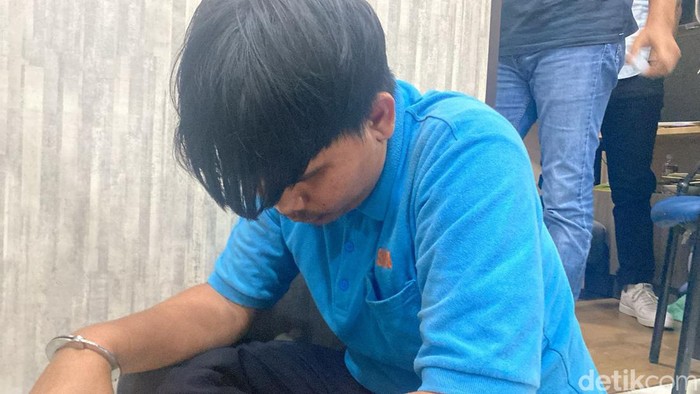 Pelaku AG saat diamankan di Satreskrim Polresta Barelang. (Alamudin Hamapu/detikSumut)