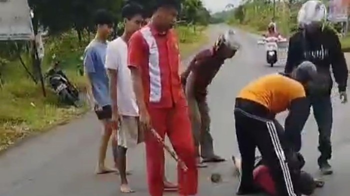 Pelaku pencurian di Musi Rawas motor saat diamankan warga.