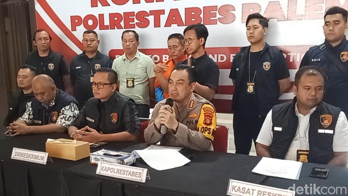 Pelaku yang menembak rekan kerjanya sendiri sata dihadirkan di Polrestabes Palembang