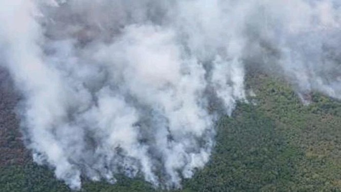 Pemadaman Karhutla di Muara Enim dikerahkan lima helikopter water bombing.