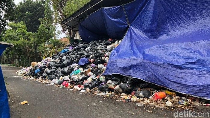 Penampakan gunungan sampah di Depo Kotabaru, Gondokusuman, Kota Jogja, siang ini (10/9).