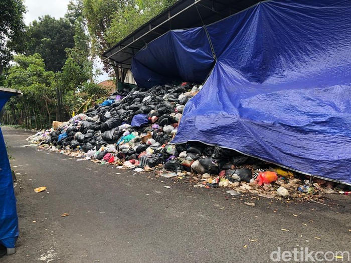 Penampakan gunungan sampah di Depo Kotabaru, Gondokusuman, Kota Jogja, siang ini (10/9).