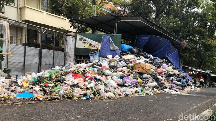 Penampakan gunungan sampah di Depo Kotabaru, Gondokusuman, Kota Jogja, siang ini (10/9).