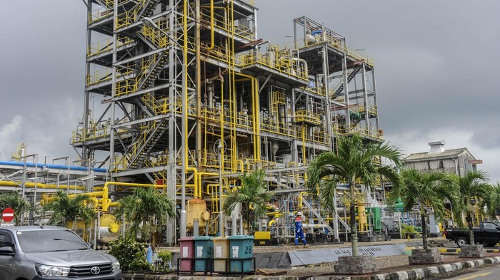 Sebuah kapal tanker melakukan pengisian BBM di pelabuhan pengolahan minyak mentah di Pertamina Rifinery Unit III Plaju, Palembang, Sumatera Selatan, Selasa (10/9/2024). Kilang Plaju yang dibangun pada masa kolonial Belanda tahun 1904 tersebut hingga kini masih aktif beroperasi dengan kapasitas produksi dapat mencapai 85.000 barel per hari yang dipasarkan untuk kebutuhan domestik di Sumatera Selatan, Kalimantan, Jawa, dan ekspor. ANTARA FOTO/Muhammad Bagus Khoirunas/tom.