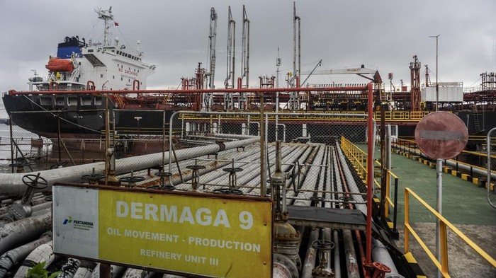 Penampakan Kilang Minyak Tertua yang Masih Beroperasi di Indonesia Sebuah kapal tanker melakukan pengisian BBM di pelabuhan pengolahan minyak mentah di Pertamina Rifinery Unit III Plaju, Palembang, Sumatera Selatan, Selasa (10/9/2024). Kilang Plaju yang dibangun pada masa kolonial Belanda tahun 1904 tersebut hingga kini masih aktif beroperasi dengan kapasitas produksi dapat mencapai 85.000 barel per hari yang dipasarkan untuk kebutuhan domestik di Sumatera Selatan, Kalimantan, Jawa, dan ekspor. ANTARA FOTO/Muhammad Bagus Khoirunas/tom.