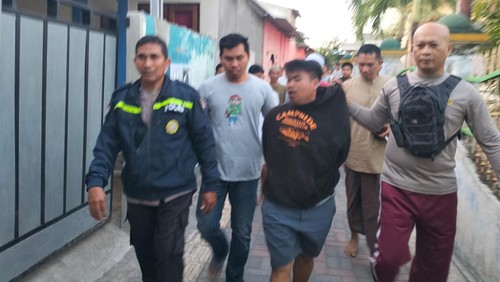 Pelaku pencurian diamuk massa usai curi handphone di sebuah rumah di Mataram. Foto: Humas Polresta Mataram.