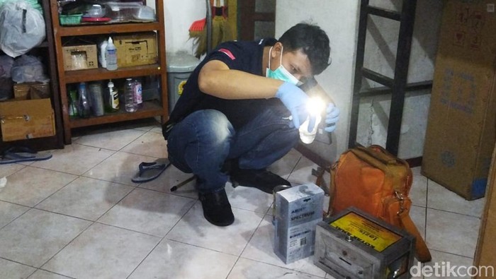 Inafis Polres Klaten melakukan olah TKP di toko kesehatan jalan Dr Soeradji Tirtonegoro Klaten, Senin (10/9/2024).