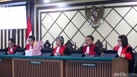 SYL diwajibkan membayar uang pengganti Rp 44.269.777.204 dan USD 30 ribu. Jika tak dibayar, diganti hukuman kurungan 5 tahun.