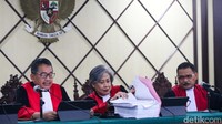 Duduk sebagai hakim anggota adalah Subachran Hardi Mulyono, Teguh Harianto, Anthon R Saragih, dan Hotma Maya Marbun. Hakim juga menambah besaran uang pengganti yang harus dibayar SYL.