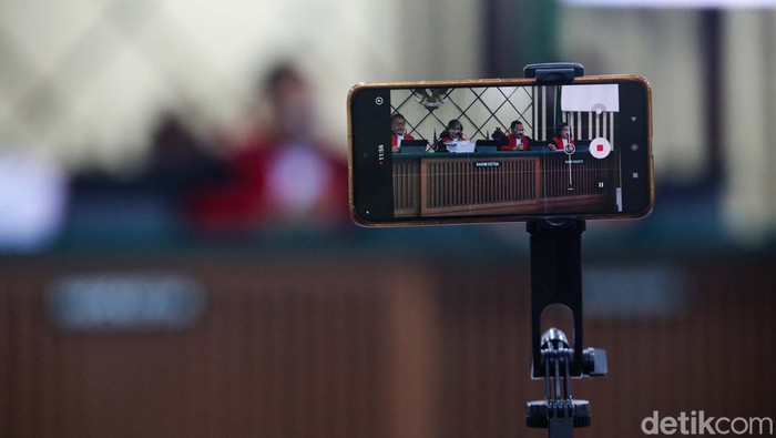 Pengadilan Tinggi DKI Perberat Vonis SYL, Tambah Denda dan Kurungan Pengadilan Tinggi (PT) DKI Jakarta menggelar sidang pembacaan putusan banding mantan Menteri Pertanian Syahrul Yasin Limpo (SYL), Jakarta, Selasa (10/9/2024). Vonis mantan Menteri Pertanian Syahrul Yasin Limpo (SYL) diperberat menjadi 12 tahun penjara dan Hakim juga memperberat uang pengganti yang harus dibayar SYL menjadi Rp 44.269.777.204 (Rp 44,2 miliar) dan USD 30 ribu.