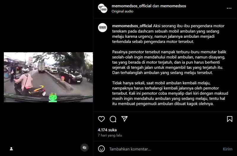 Pengendara motor wanita putar balik di jalan raya, tapi malah menghambat laju ambulans yang sedang terburu-buru.
