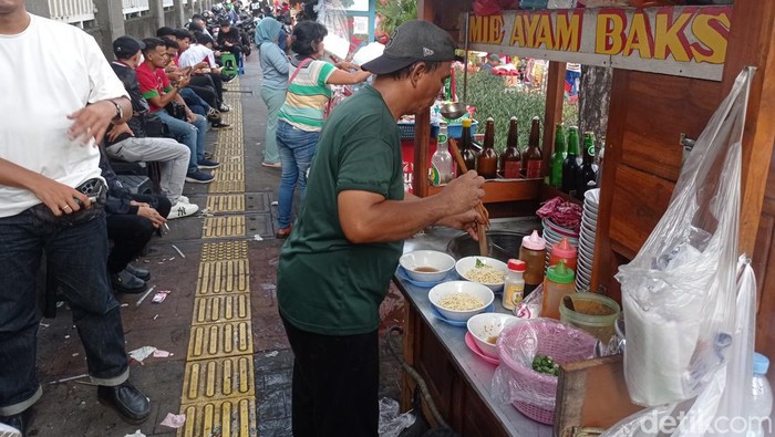 Penjual makanan di sekitar GBK mendapat berkah jelang laga Timnas Indonesia vs Australia. (Taufiq/detikcom)