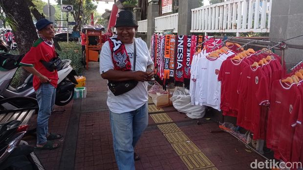 Penjual makanan di sekitar GBK mendapat berkah jelang laga Timnas Indonesia vs Australia. (Taufiq/detikcom)