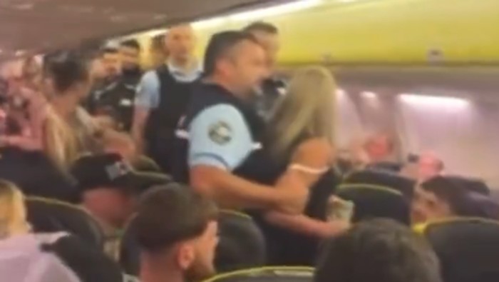 Penumpang ribut di pesawat Ryanair setelah botol vodkanya diambil.