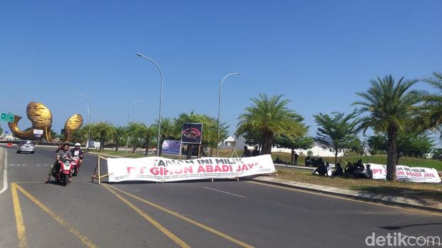 Penutupan jalan di kawasan CPI Makassar.