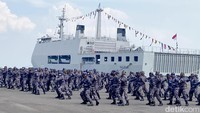 Penampilan bela diri taktis oleh prajurit TNI AL.
