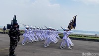 Parade Defile Pasukan dari berbagai kesatuan ikut memeriahkan peringatan HUT TNI AL ke-79 di Dermaga Ujung, Koarmada II, Surabaya.