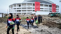 Sejumlah pemain voli PON XXI Aceh-Sumut melewati jalan berlumpur di GOR Bola Voli Indoor Sumut Sport Center, Kabupaten Deli Serdang, Sumatera Utara, Selasa (10/9/2024).  