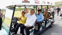 Selanjutnya Muhammad Nasir dan Abdul Wahid khas dengan kemeja warna biru langit dan putih. Sementara di kursi barisan ketiga terlihat ada Wardan dan Mawardi. (Raja Adil Siregar/detikSumut)