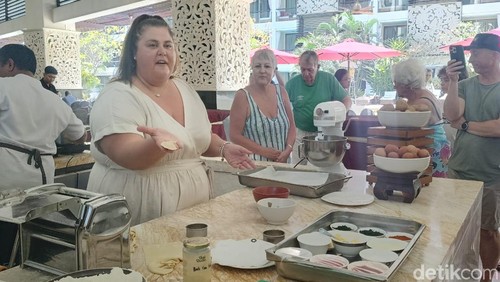 Peserta MasterChef Australia 2023, Larissa Sewel, memberikan kelas memasak di The Trans Resort Bali, Selasa (10/9/2024). (Ni Made Lastri Karsiani Putri/detikBali)