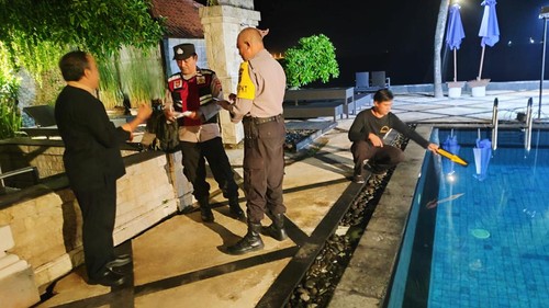 Polisi melakukan olah TKP di sekitar kolam renang tempat pria India ditemukan tewas di Karangasem, Bali, Senin (9/9/2024). (Foto: Dok. Polres Karangasem)