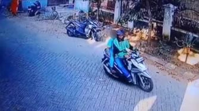 Polisi menangkap driver ojol berinisial MB (49) yang menculik dan mencabuli bocah di Serpong, Tangsel. Pelaku mengiming-imingi uang kepada korban. (repro via video viral)