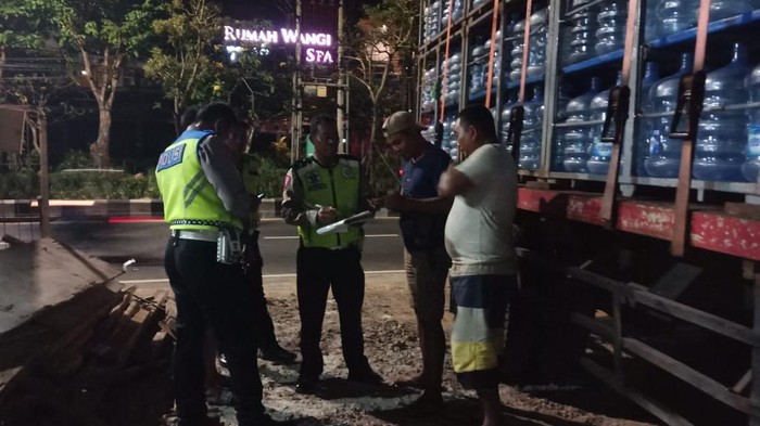 Polisi olah lokasi kejadian kecelakaan di Jalan Bypass Ngurah Rai, Senin (9/9/2024). (Dok Humas Polresta Denpasar).