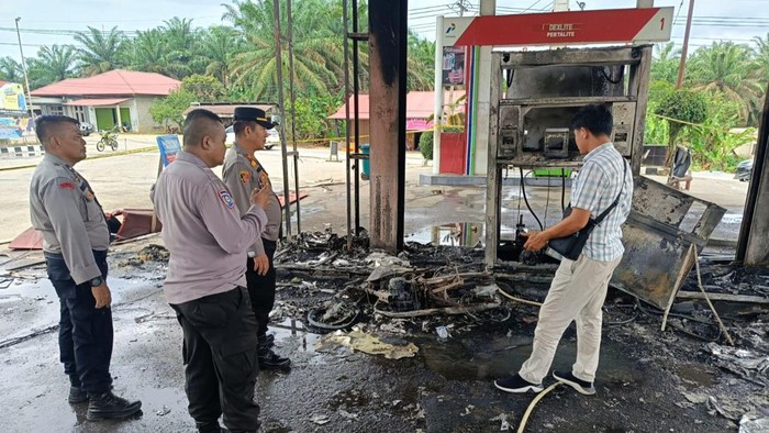 Polisi saat cek TKP SPBU yang terbakar di Rokan Hulu (Dok Polres Rohul)