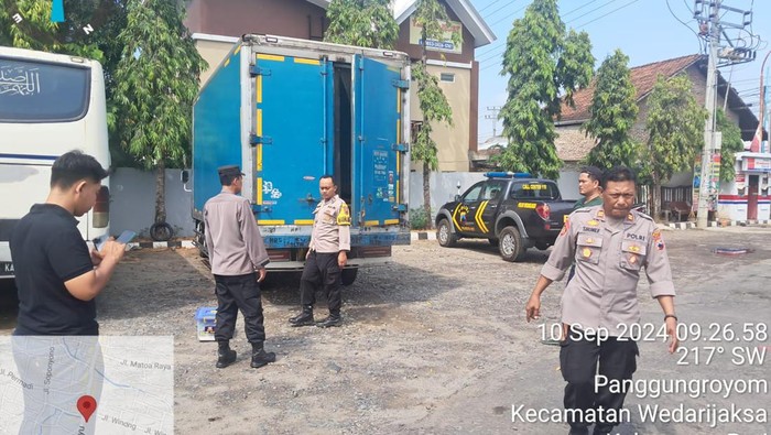Polisi saat mengecek truk boks lokasi penemuan mayat di SPBU Wedarijaksa Pati, Selasa (10/9/2024).